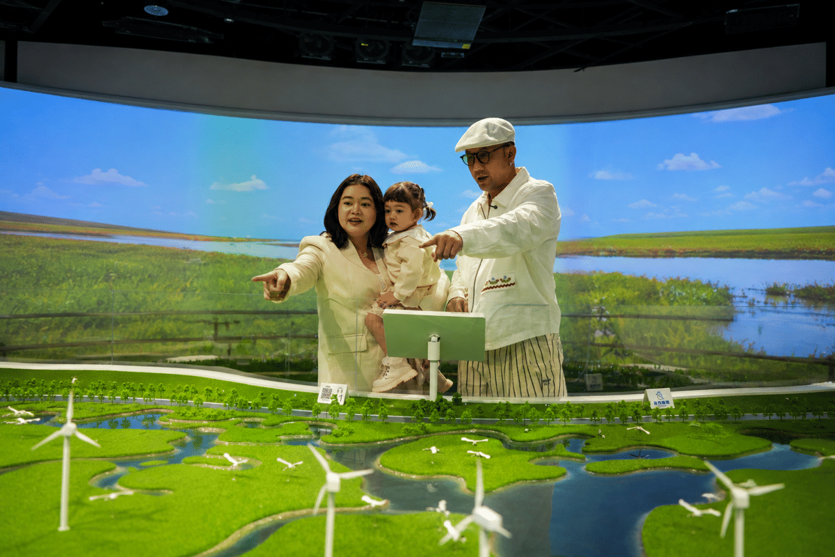 Photo 2 - Denny Sumargo bersama keluarga selaku Brand Ambassador AceKid saat mengunjungi FEIHE AceKid Smart Factory di Harbin, China. Dalam kunjungan tersebut, Denny dan keluarga melihat langsung proses pembuatan susu f.png