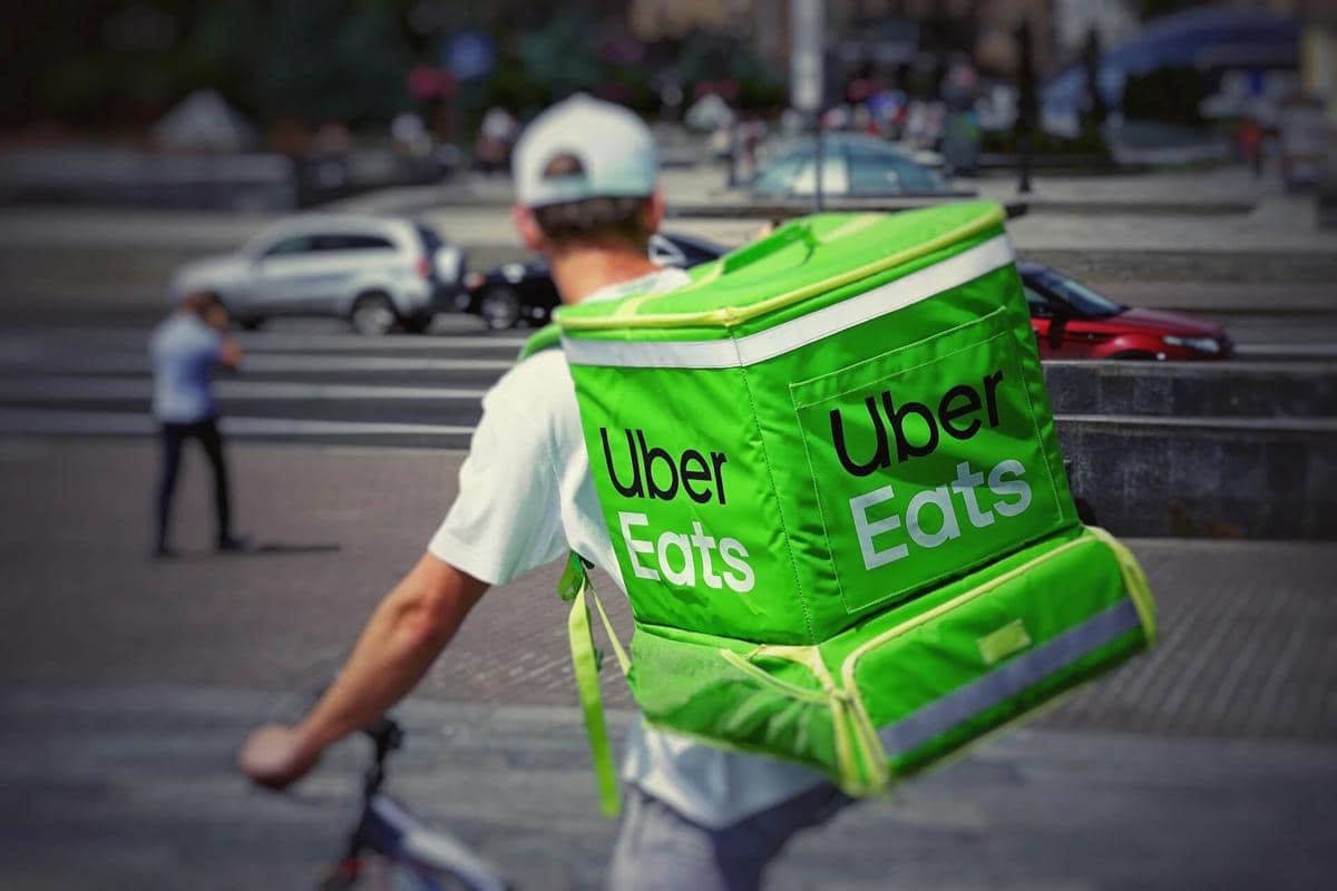 ilustrasi perusahaan Uber, perusahaan teknologi, jasa pesan antar makanan, food delivery, kurir