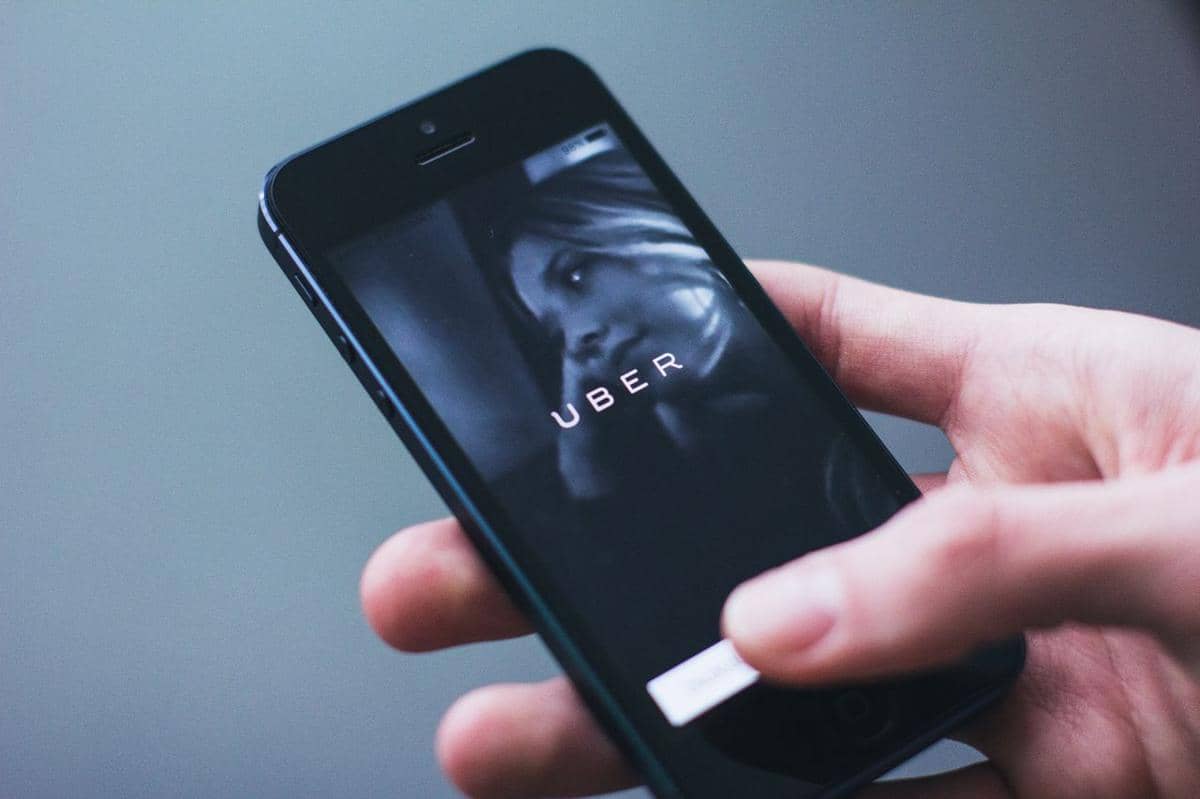 ilustrasi perusahaan Uber, perusahaan teknologi, aplikasi smartphone