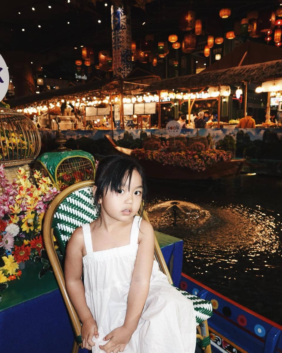 Keluarga Siti Badriah liburan di Thailand