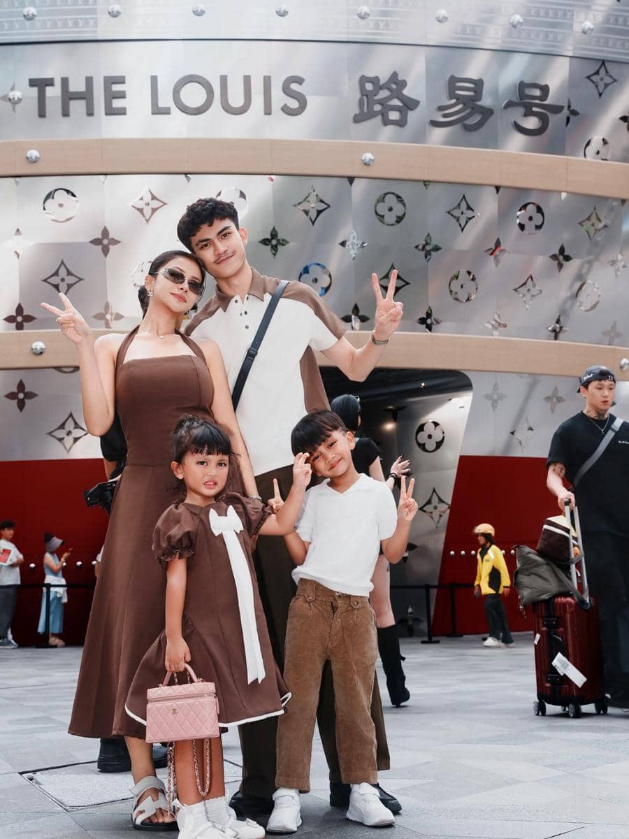 Keluarga Hanum Mega liburan di Shanghai
