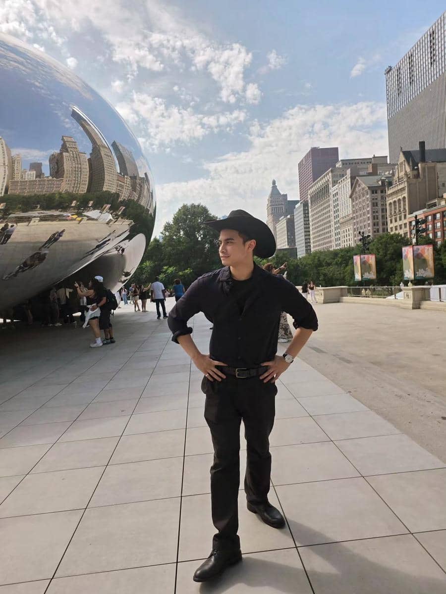 Prilly Latuconsina dan Omara jalan-jalan di pusat Kota Chicago