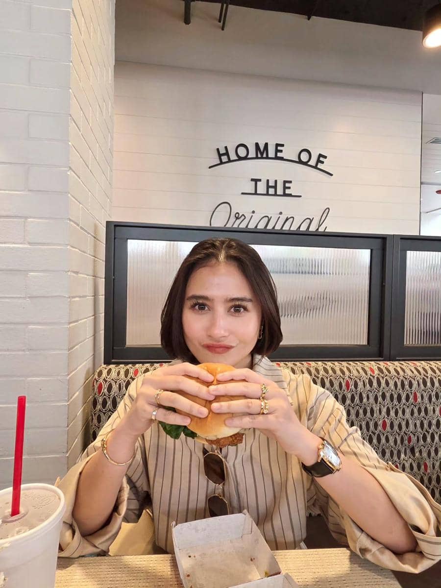 Prilly Latuconsina dan Omara jalan-jalan di pusat Kota Chicago