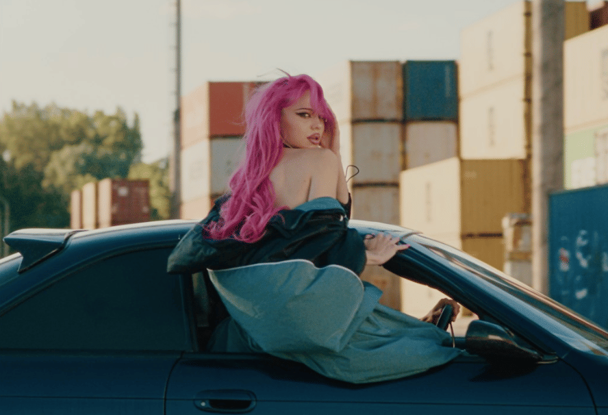 ADÉLA dalam musik video "Ain't In LA"