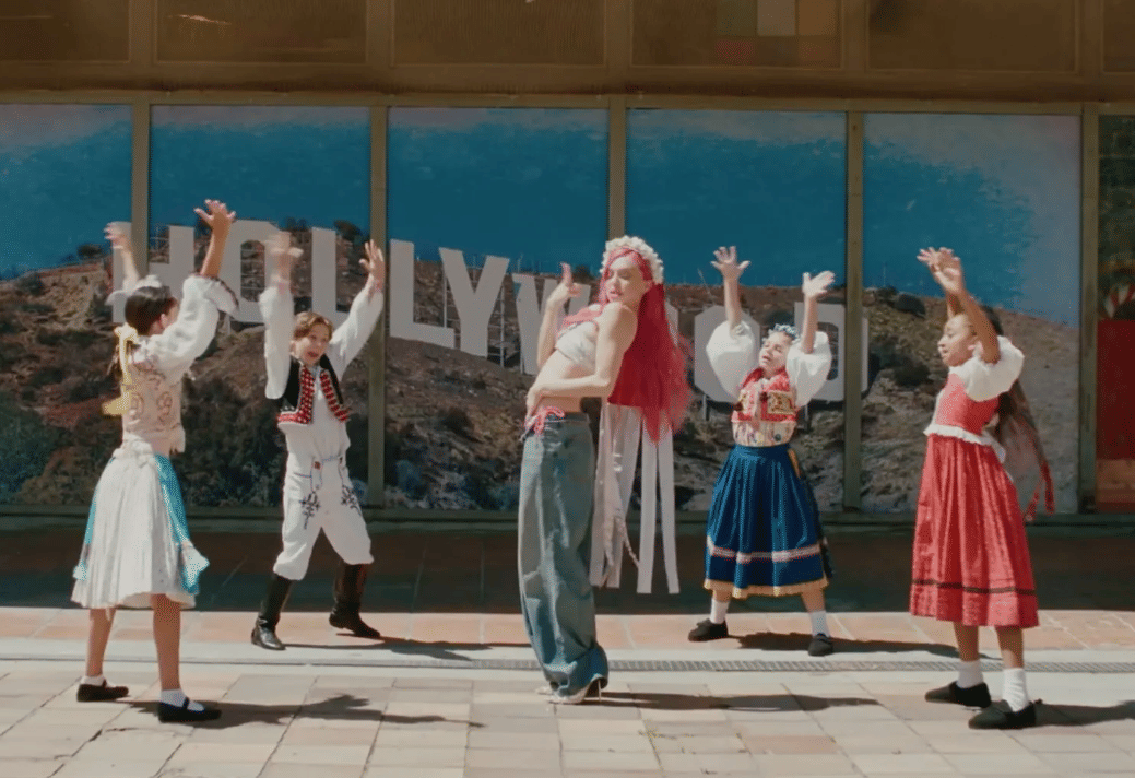 ADÉLA dalam musik video "Ain't In LA" 