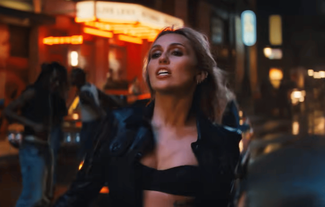 MILEY dalam musik video "Bass Persuades"