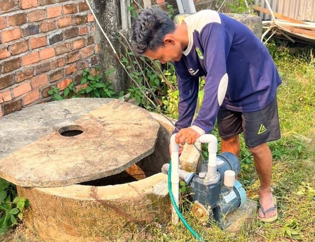 Warga Sekayu saat mengecek kondisi sumurnya yang semakin mengering akibat kemarau.