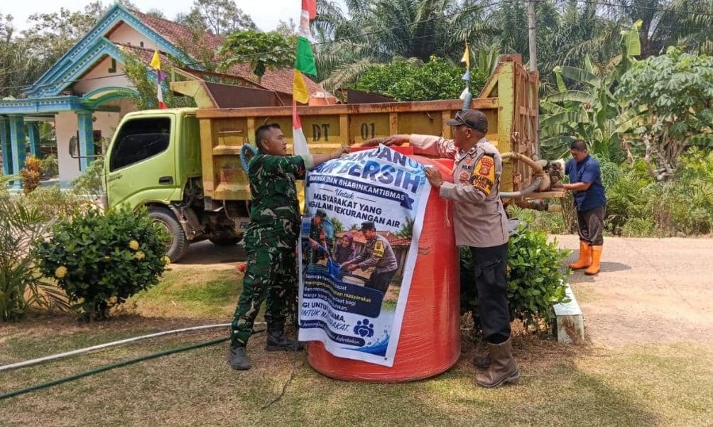 Polsek Tungkal Jaya saat menyalurkan sebanyak 15 ribu liter air bersih kepada masyarakat.