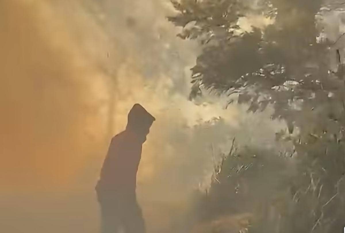 Asap tebal dari kebakaran hutan dan lahan menyelimuti lereng di kawasan Pegunungan Ijen saat karhutla terjadi.