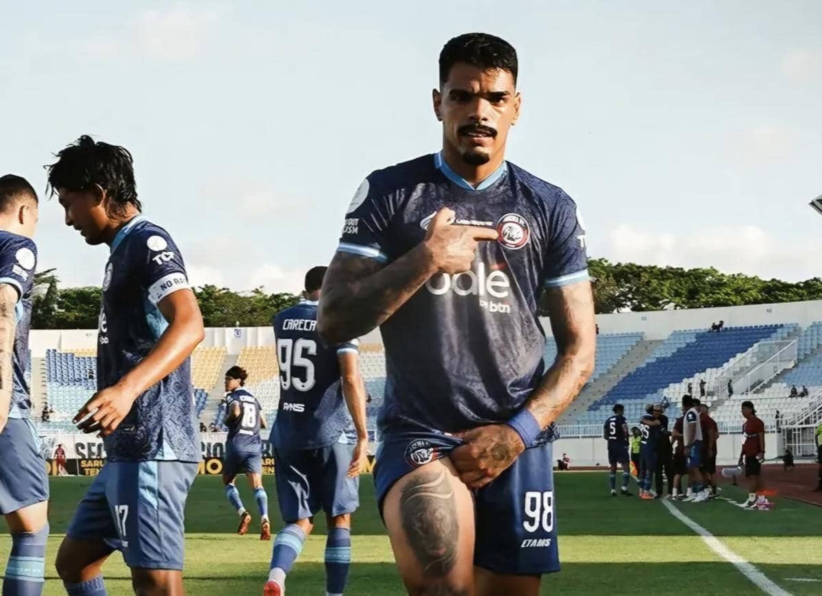 Marcos Vinicius saat mencetak gol untuk Arema FC dalam pertandingan sepak bola dalam sebuah laga kompetitif.