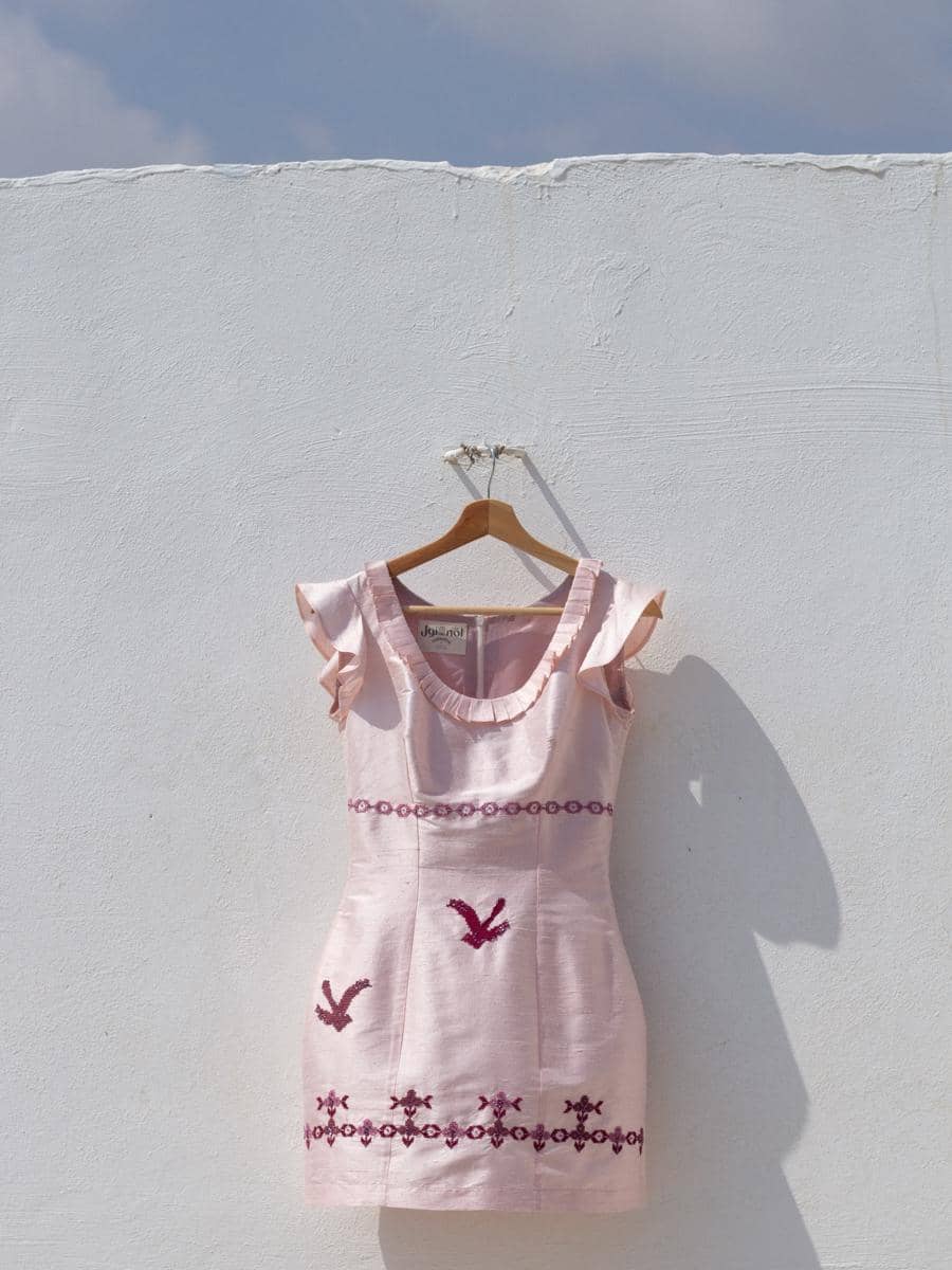 Dress Olivia Rodrigo saat konferensi pers jelang Daisy Chain Fields karya artisan Palestina (instagram.com/nolcollective)