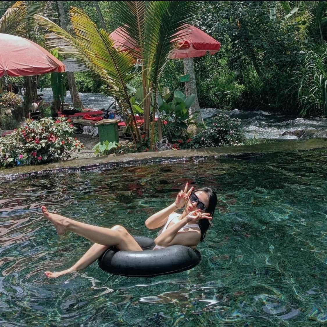Suasana di pemandian alami di Telaga Surya.
