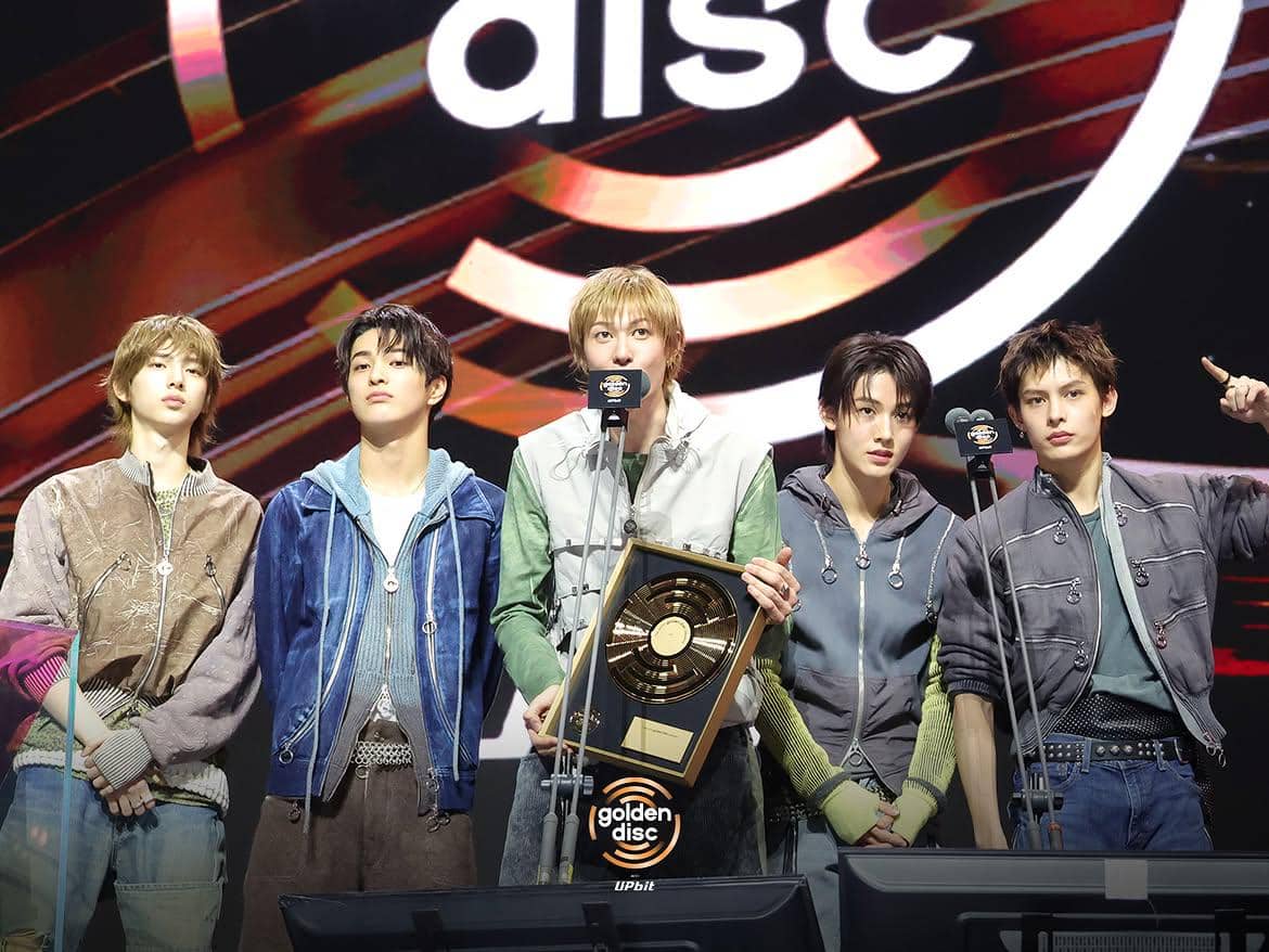 Para personel CORTIS berpose bersama trofi Rookie Artist of the Year di Golden Disc Awards ke-40.