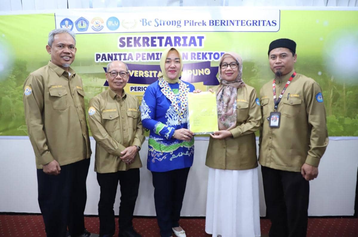 Prof. Dr. Anna Gustina Zainal menyerahkan berkas pendaftaran calon Rektor Unila 2027 kepada panitia seleksi.