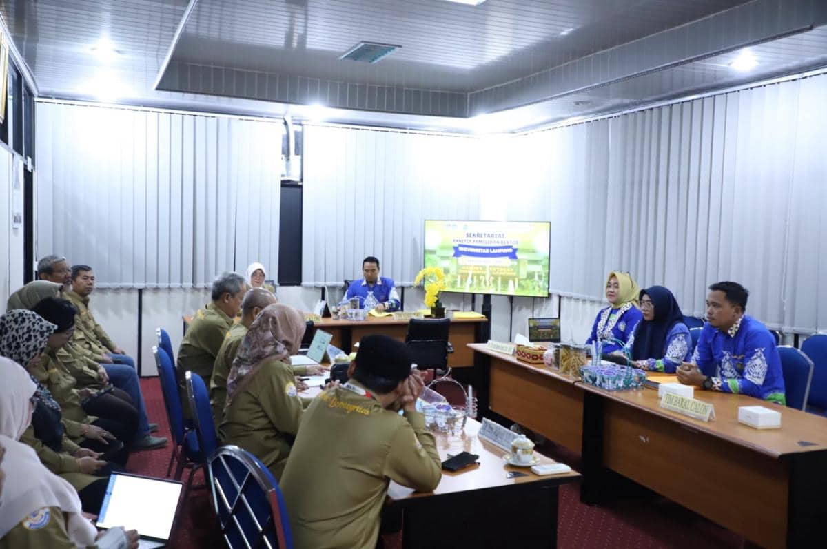 Prof. Dr. Anna Gustina Zainal menyerahkan berkas pendaftaran calon Rektor Unila 2027 kepada panitia seleksi.
