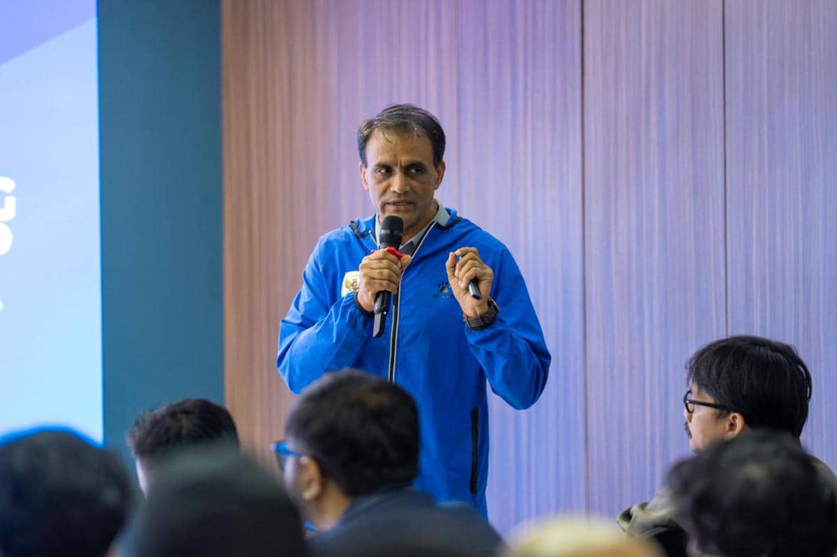Awak media mengikuti workshop Laws of The Game yang diselenggarakan PSSI dalam sesi di ruang pertemuan.