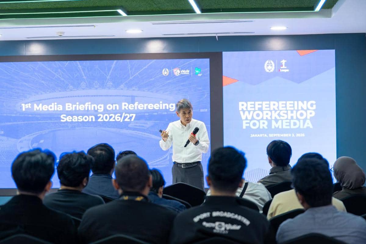 Sejumlah awak media mengikuti workshop Laws of The Game yang digelar PSSI di dalam ruangan.
