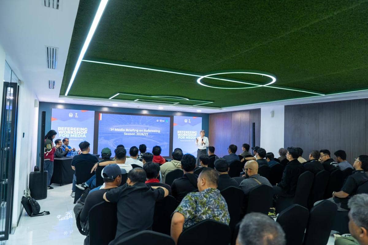 Sejumlah awak media mengikuti workshop Laws of The Game yang diselenggarakan PSSI di dalam ruangan.