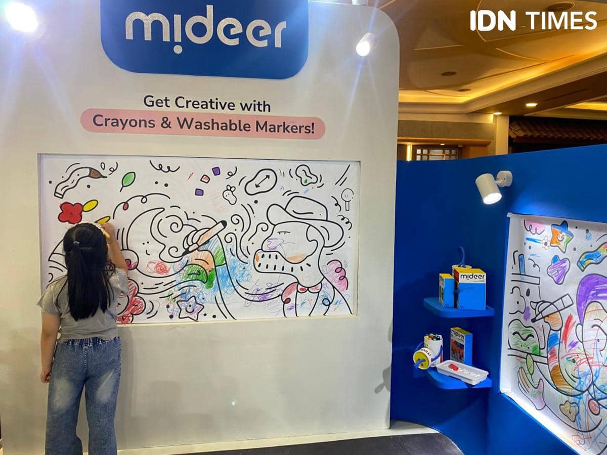 Area aktivitas mewarnai Mideer di Lilla WonderWorld dengan meja dan perlengkapan menggambar untuk anak-anak.