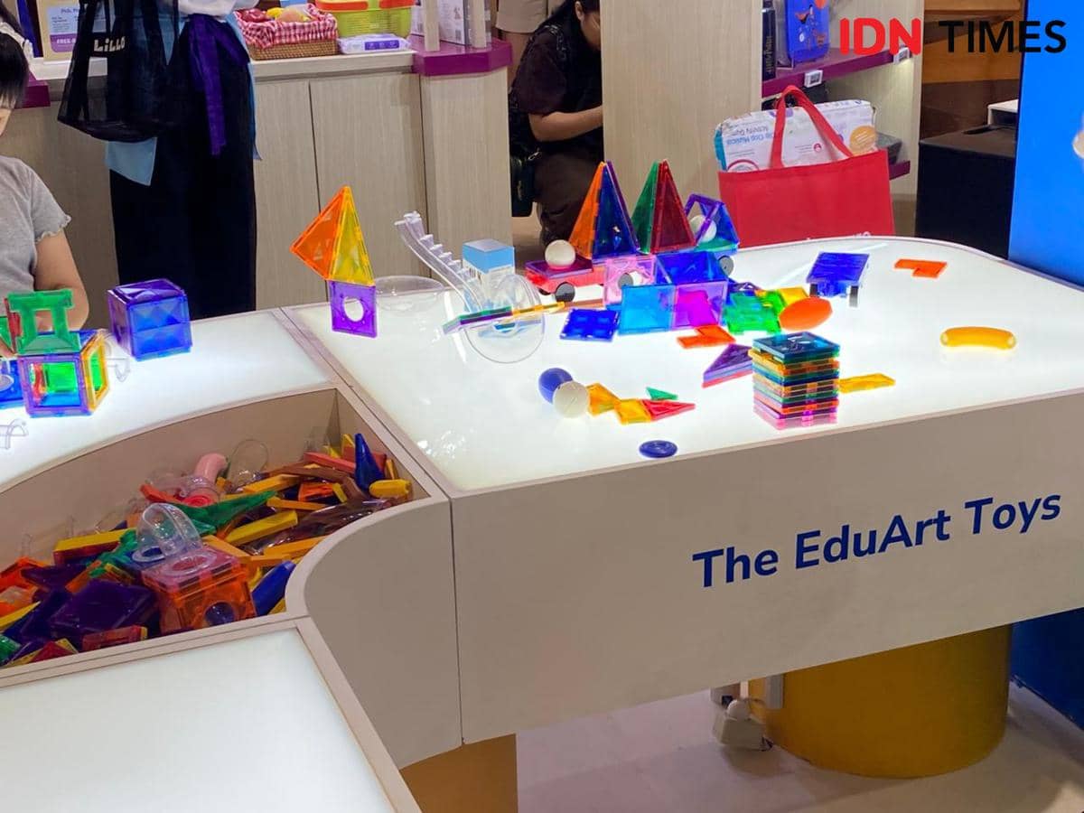 Area Mideer menyediakan EduArt Toys sebagai sarana aktivitas kreatif bagi anak-anak yang tersedia di dalam ruangan.