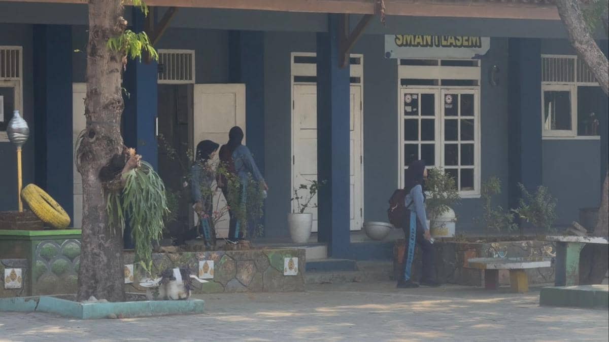 Suasana di SMAN 1 Lasem pasca keracunan massal usai santap MBG. Sejumlah siswa yang diduga keracunan MBG masih menjalani perawatan di Puskes