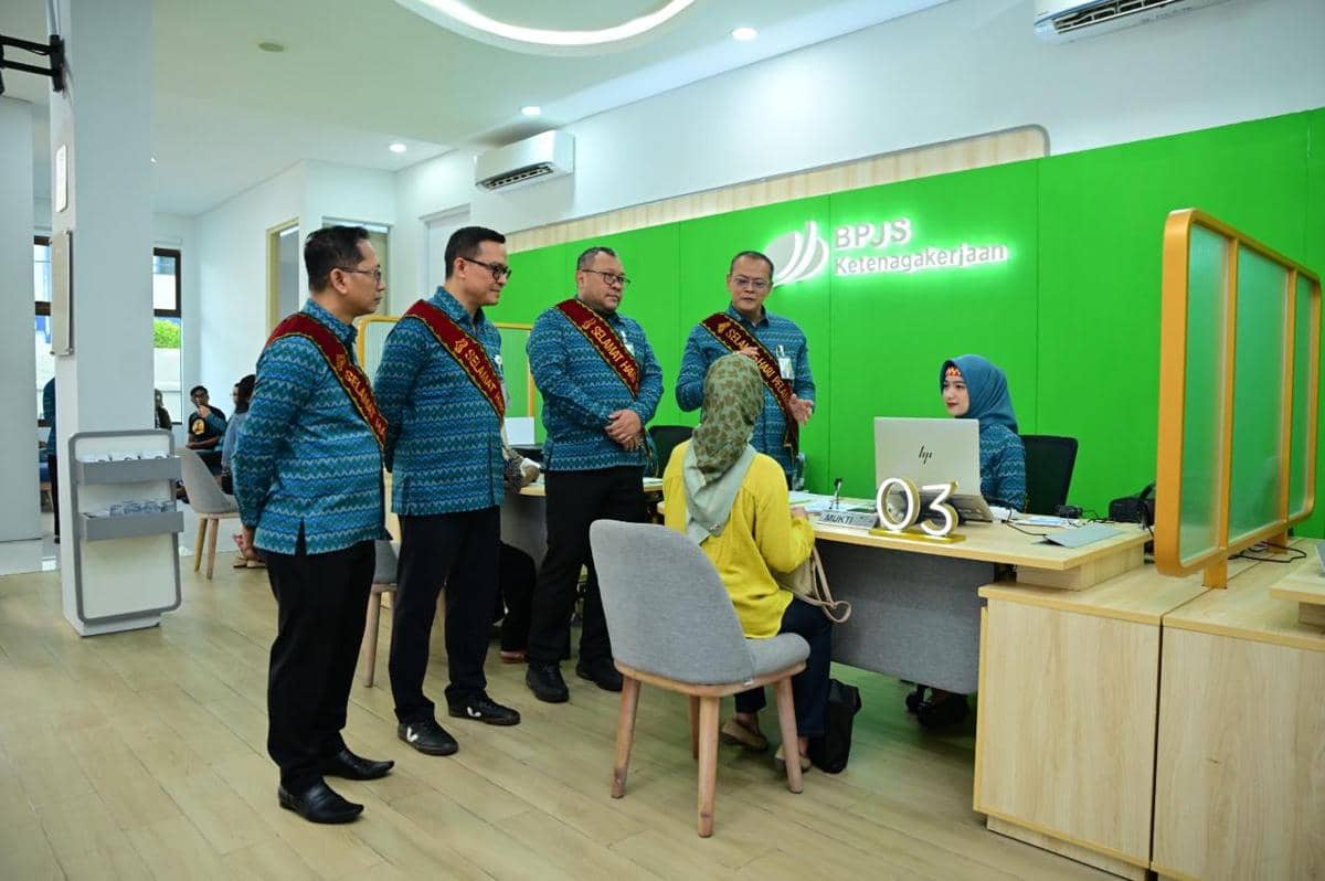 Direktur Human Capital dan Umum BPJS Ketenagakerjaan Harjono Siswanto menghadiri peringatan Hari Pelanggan Nasional (Harpelnas) 2026 di Kantor Cabang BPJS Ketenagakerjaan Bandar Lampung bersama produk umkm lainnya, Jumat (4/9/2026). (Dok BPJS Ketenagakerjaan).