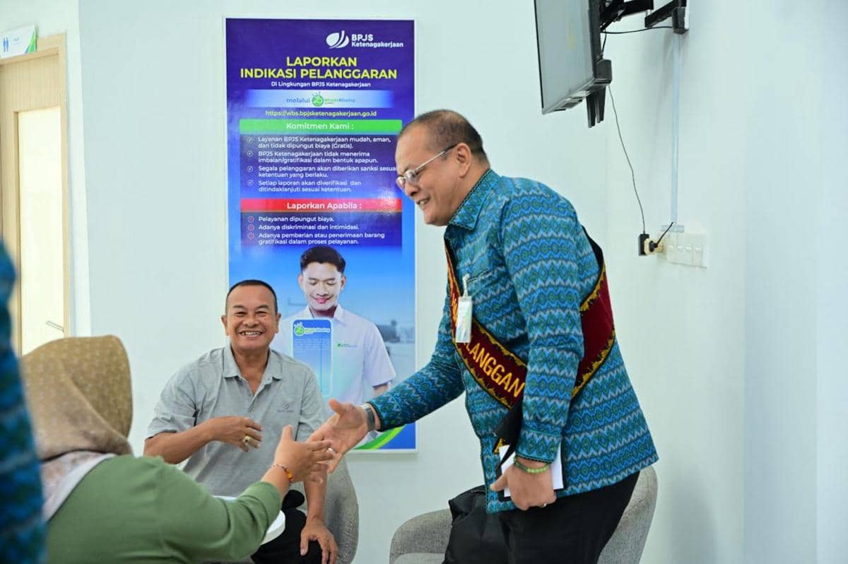Direktur Human Capital dan Umum BPJS Ketenagakerjaan Harjono Siswanto menghadiri peringatan Hari Pelanggan Nasional (Harpelnas) 2026 di Kantor Cabang BPJS Ketenagakerjaan Bandar Lampung bersama produk umkm lainnya, Jumat (4/9/2026). (Dok BPJS Ketenagakerjaan).