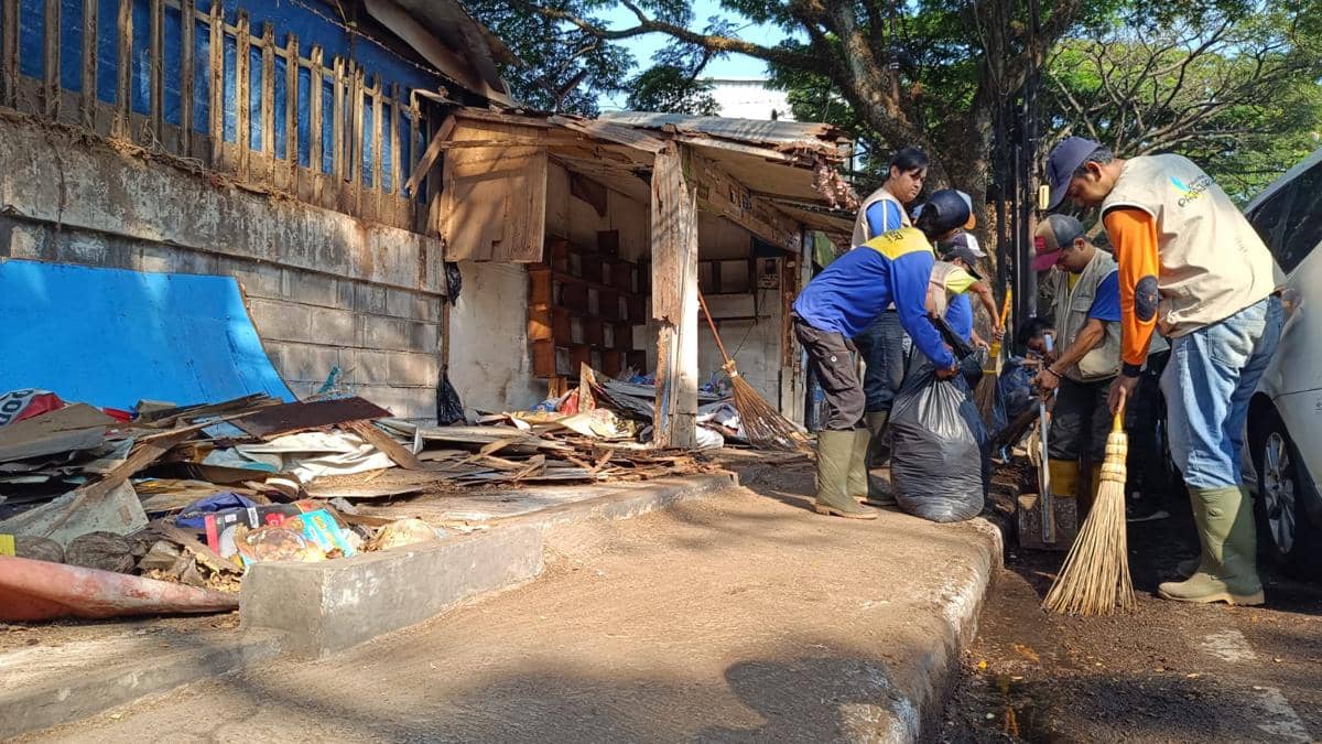 Petugas Masih Bongkar Sejumlah Lapak PKL di Pasteur Bandung