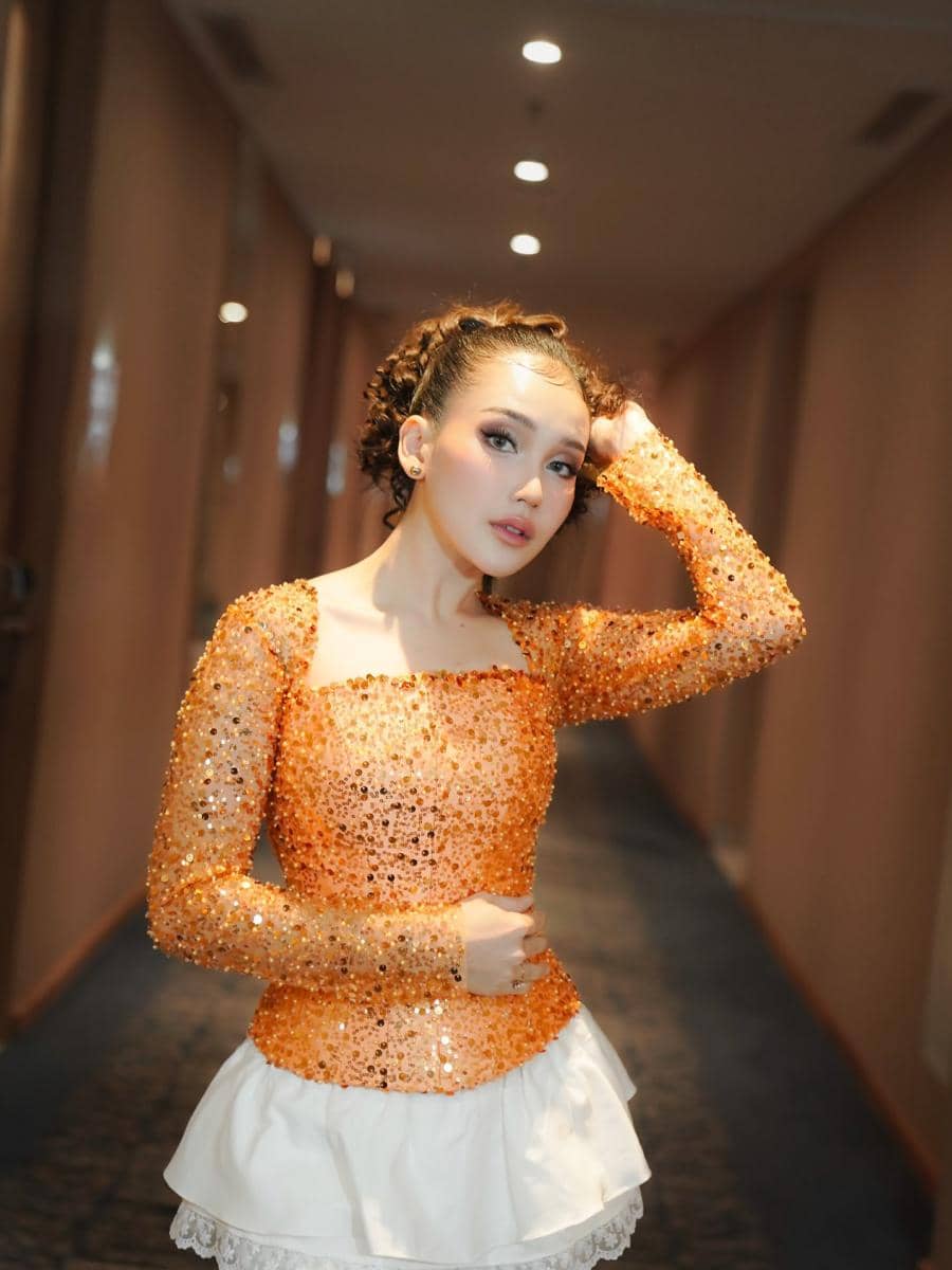 Ayu Ting Ting berpose untuk unggahan di akun Instagram pribadinya, seperti tercantum dalam keterangan foto.