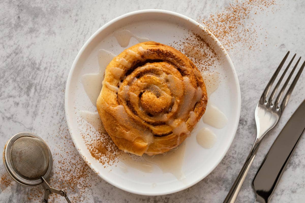 ilustrasi hojicha cinnamon rolls