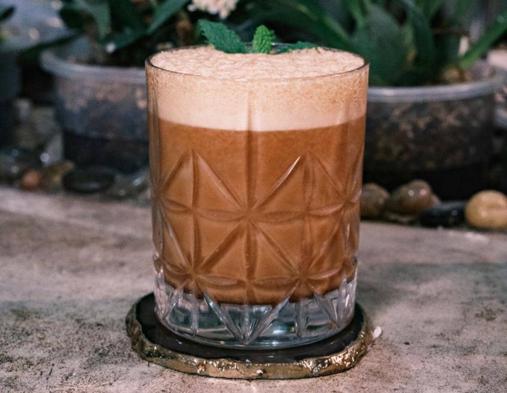 ilustrasi hojicha latte dingin dengan foam
