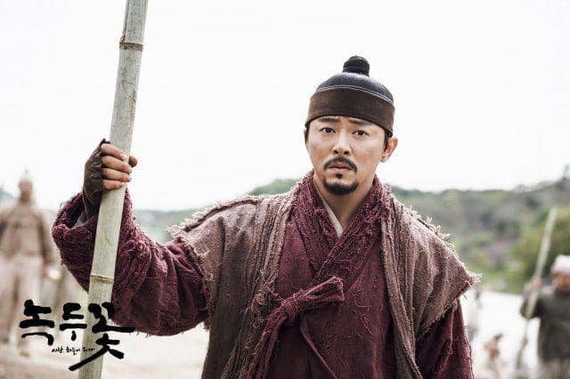 Potret aktor Jo Jung Suk mengenakan pakaian tradisional Korea dalam adegan drama Nokdu Flower produksi SBS.