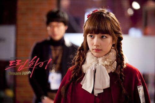 Bae Suzy tampil dalam adegan drama Korea Dream High produksi KBS dengan mengenakan seragam sekolah.