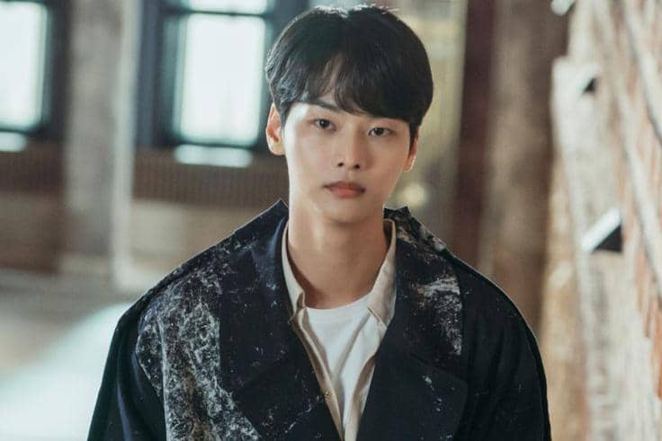 Cha Hak Yeon tampil dalam adegan drama Korea Mine produksi tvN dengan ekspresi serius dan mengenakan pakaian formal.