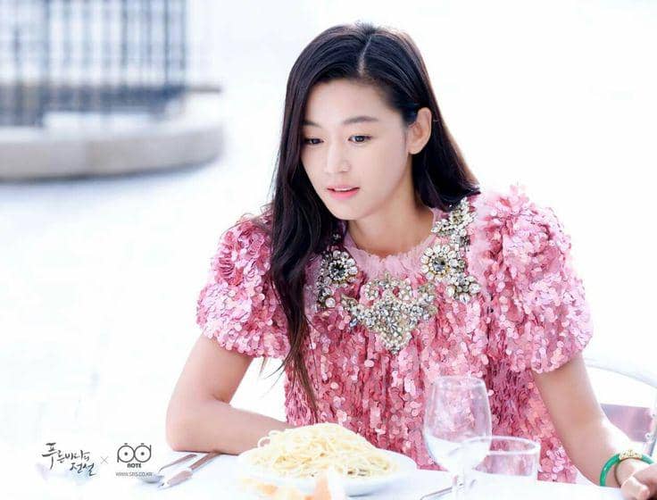 Penampilan aktris Jun Ji Hyun dalam serial drama Korea The Legend of Blue Sea produksi SBS.
