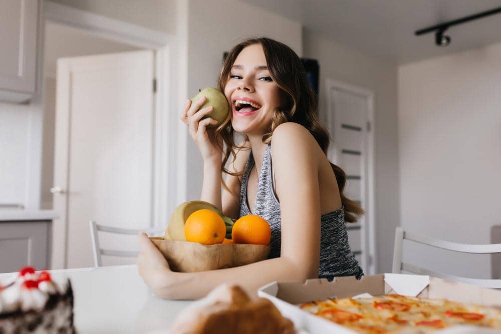 ilustrasi perempuan makan buah