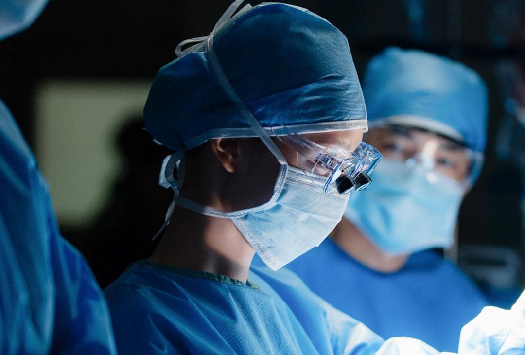 Still cut drama Korea Doctor X yang dibagikan melalui akun Instagram resmi SBS Drama untuk promosi serial tersebut.