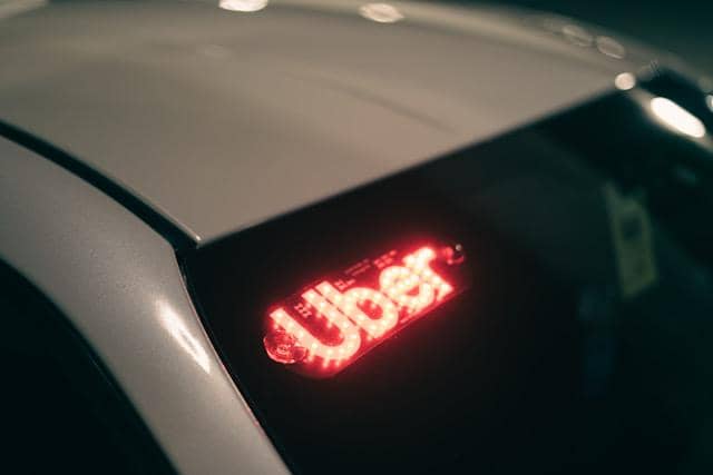 ilustrasi lampu tanda Uber di kaca mobil