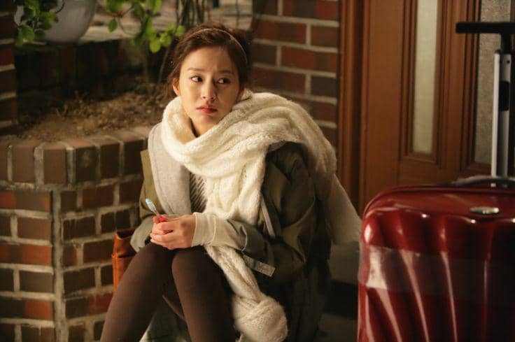 Kim Tae Hee tampil anggun dengan gaun formal dan mahkota dalam adegan drama Korea My Princess produksi MBC.