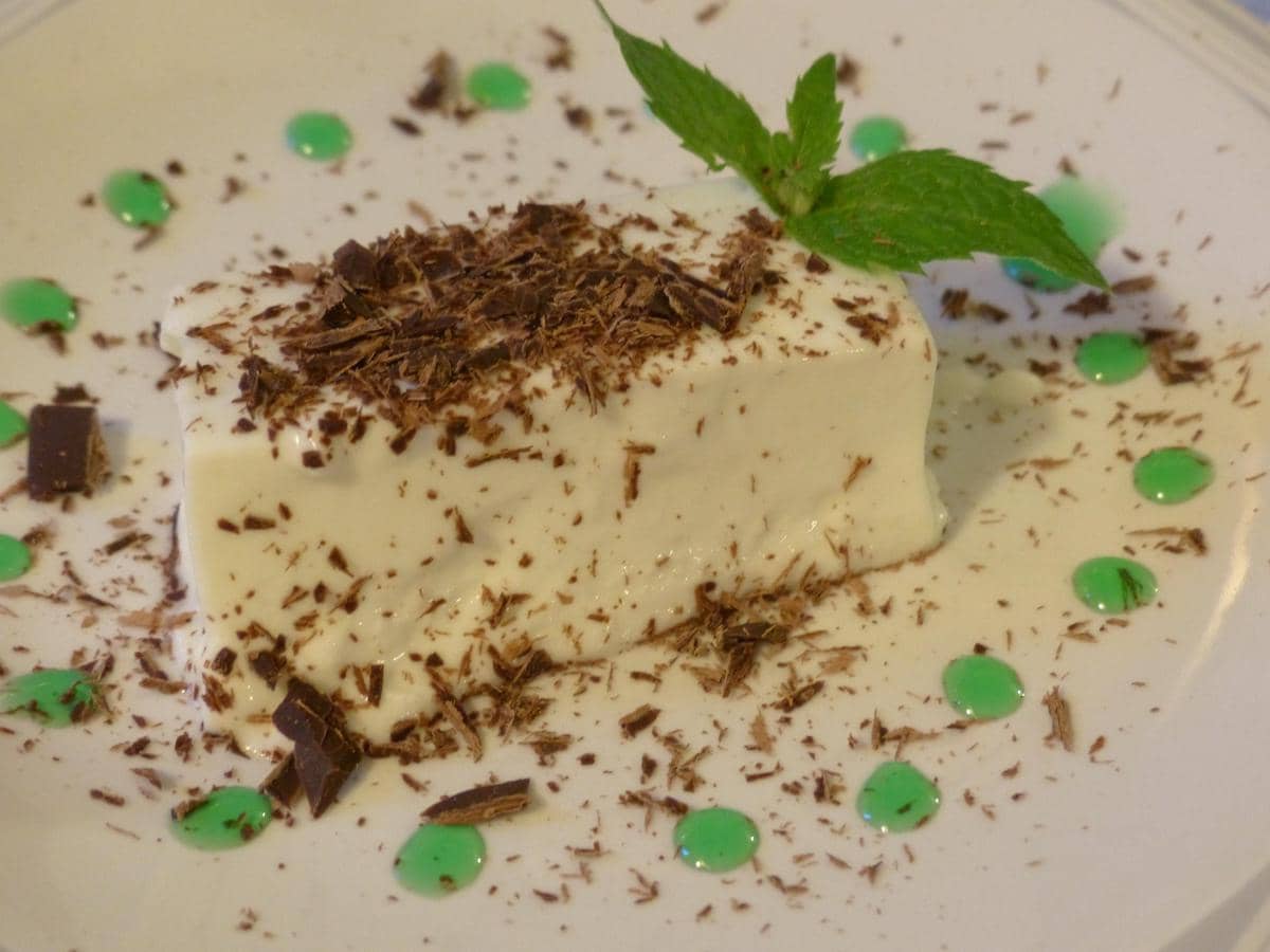 ilustrasi hojicha panna cotta yang siap untuk disajikan