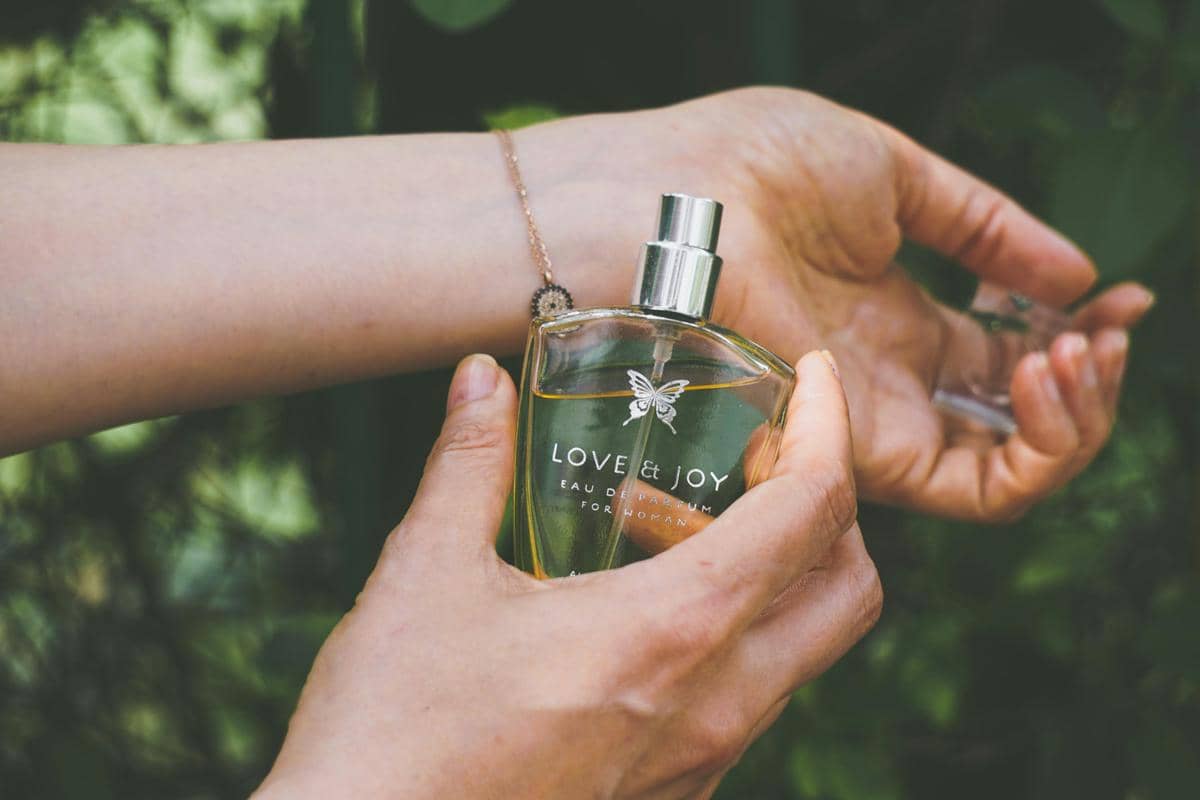 cara membuat parfum tahan lama saat cuaca panas