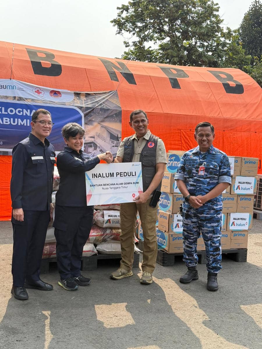 Direktur Utama PT Inalum Meli Sarnita menyerahkan bantuan insan Inalum bagi korban gempa Flores, NTT.