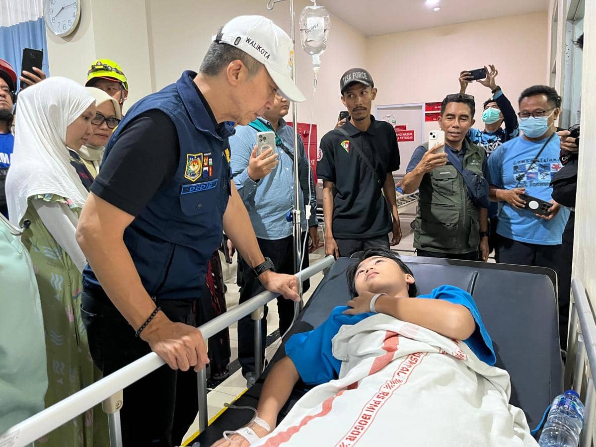 Wali Kota Bogor menjenguk santri terdampak di rumah sakit, didampingi sejumlah pihak dalam kunjungan.
