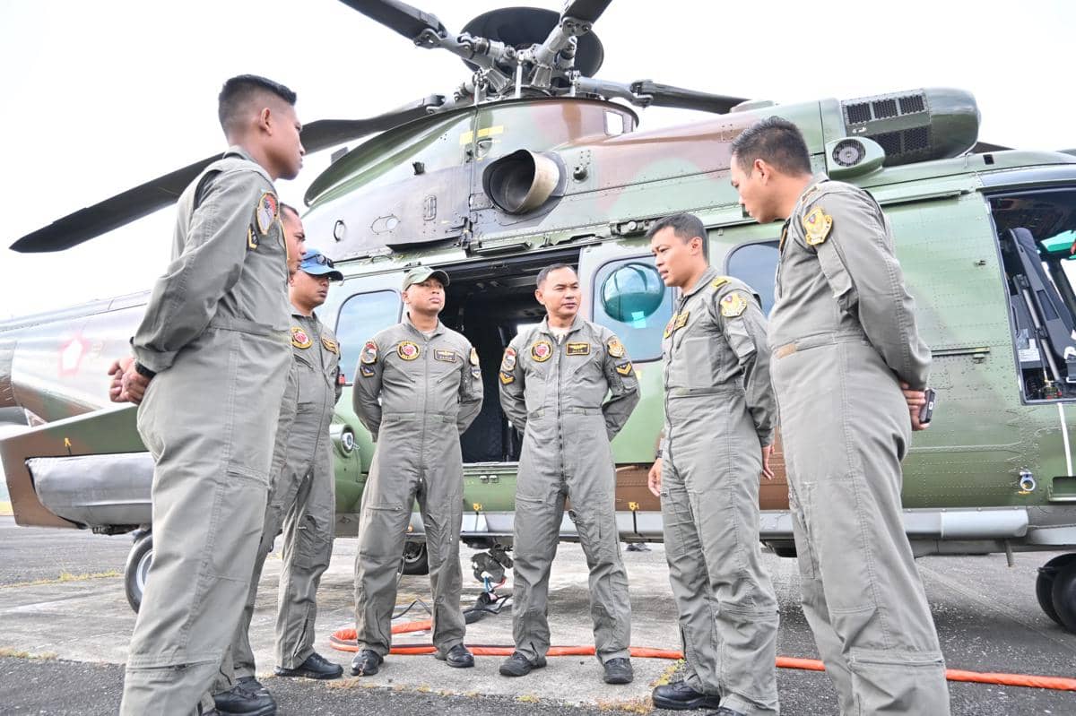 TNI AU Kerahkan Helikopter Caracal Padamkan Karhutla di Wilayah IKN