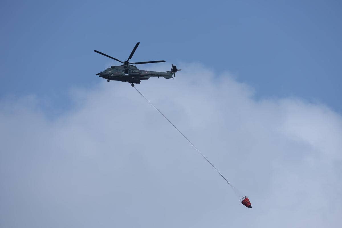 TNI AU Kerahkan Helikopter Caracal Padamkan Karhutla di Wilayah IKN
