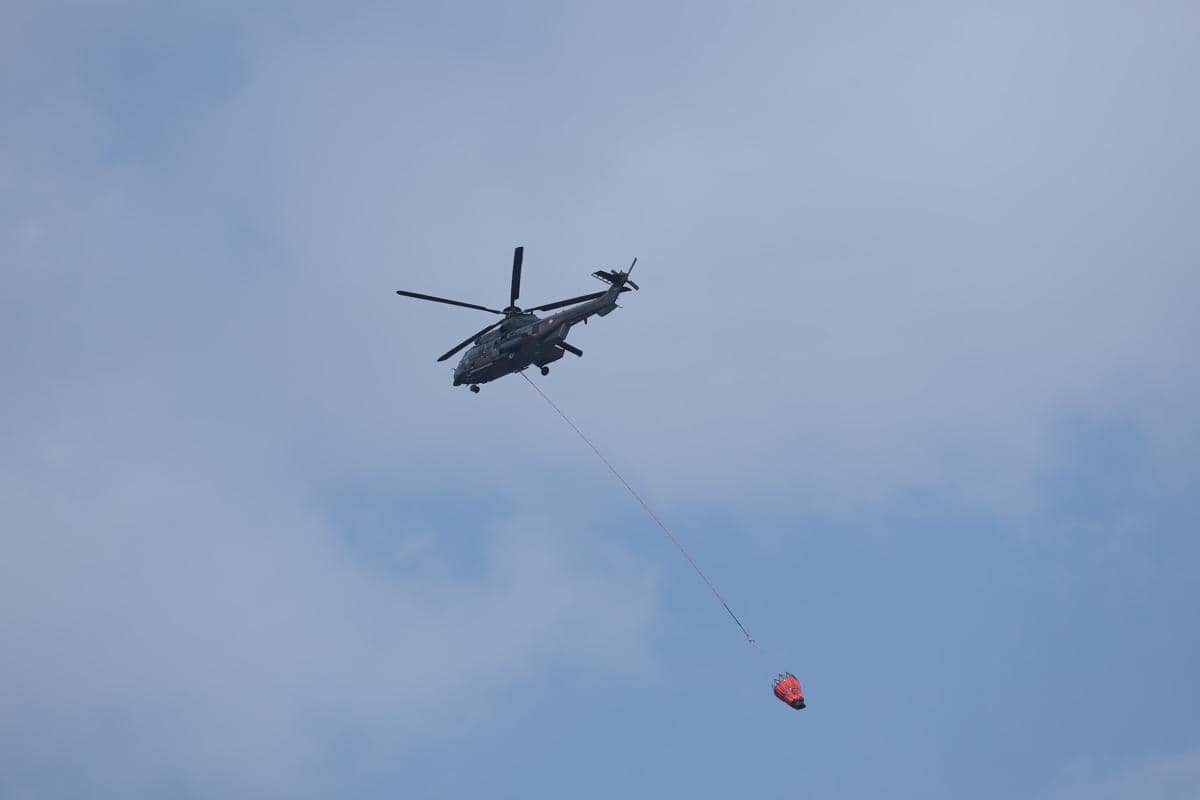 TNI AU Kerahkan Helikopter Caracal Padamkan Karhutla di Wilayah IKN