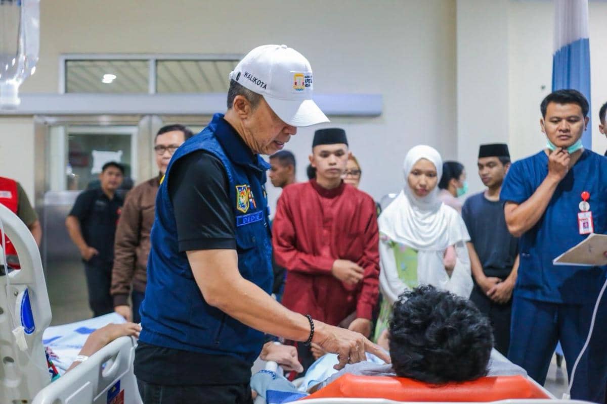 Sejumlah santri menjalani perawatan medis di rumah sakit setelah mengalami luka ringan dan sesak napas.