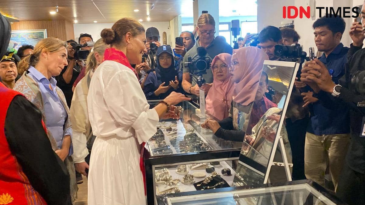 Putri Mahkota Victoria Kepincut Produk Kain Tenun dan Mutiara Lombok