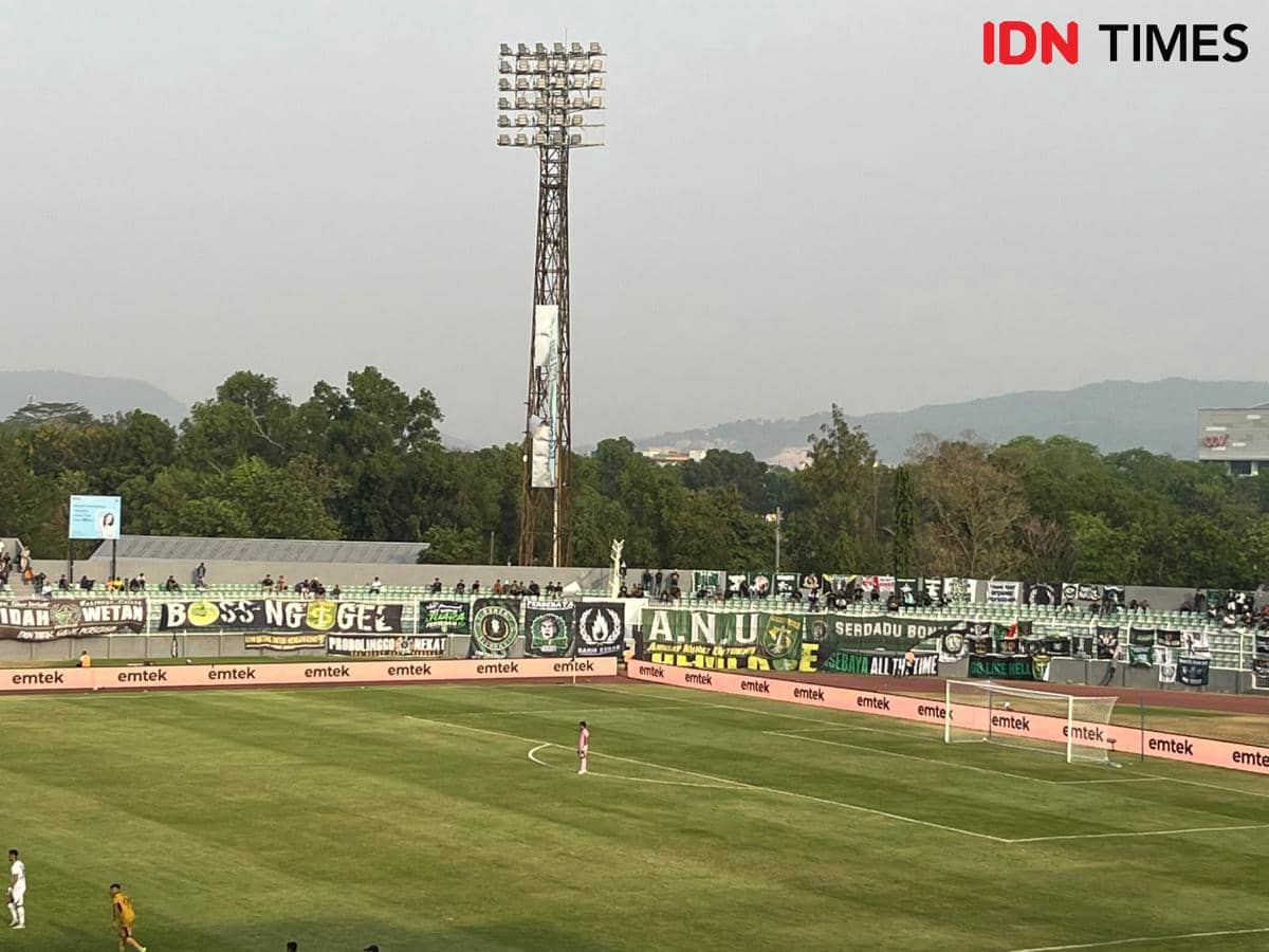 Stadion Sumpah Pemuda Dipenuhi Spanduk Bonek, Suara Yel-yel Menggema