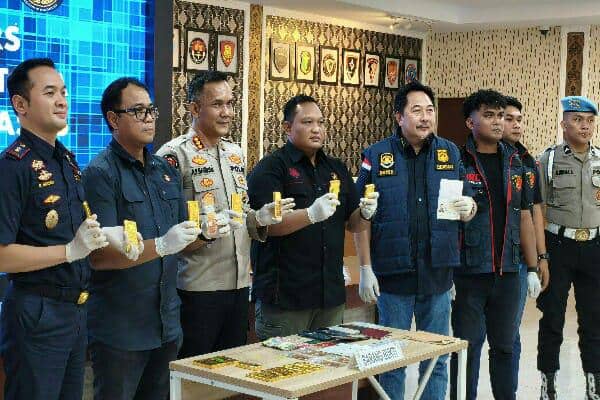 Petugas Polda Sulawesi Utara dan Bea Cukai saat konferensi pers penggagalan penyelundupan 16 kg emas.